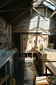 Offene Küche mit Holztrennwand & Dachkonstruktion aus Holz & Glas