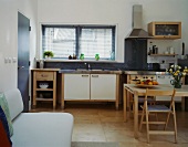 Moderne rustikale Küche mit Essplatz