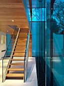 Vorraum mit Treppe und Glasgeländer unter holzverkleideter Decke