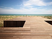 Zeitgenössisches Wohnhaus mit Holzverkleidung und Blick auf das Meer