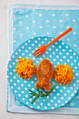 A fish-shaped fillet with grated carrots (seen from above)