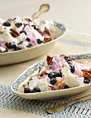 Baiser mit Pecannüssen, Blaubeeren & Blaubeerjoghurt