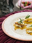 Mini hash browns with gorgonzola, pears and rosemary