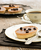 Shortcrust cakes with chocolate-coffee cream