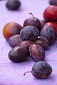 Fresh plums (close-up)