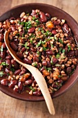 Chilli sin carne with red beans, wheat, tomatoes and carrots