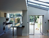 Offener Wohnraum mit Küche im modernen Wohnhaus