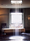Offene Dusche mit Wasserschauer aus Kopfbrause im gestylten Bad