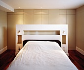 Double bed with white shelf at the head