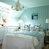 Hellblaues Schlafzimmer mit Doppelbett im Landhausstil