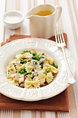 Farfalle pasta with ham, peas, rocket and blue cheese