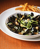 Mussels in vegetable broth and chips