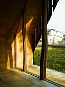 Blick durch Terrassenfensterfront auf japanischen Garten