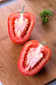 Eine halbierte Tomate