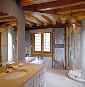 Modernes Bad in rustikalem Fachwerkhaus