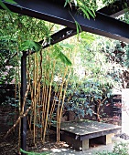 Niedriger Steintisch auf Terrasse mit Stahlträgerkonstruktion