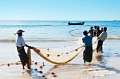 Burmesen beim Fischen von Mini-Garnelen