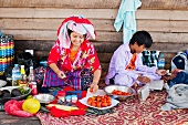 Frau und Junge beim Picknick in Burma