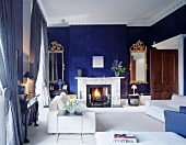 Moderne Wohnraumeinrichtung in klassischem Ambiente mit blau getönten Wänden