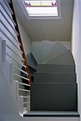 Untersicht einer modernen Wendeltreppe im Treppenhaus
