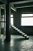 Freischwebende Treppe in minimalistischem Raum mit Betonwänden