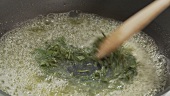 Making sage butter (German Voice Over)