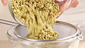 Draining lentils