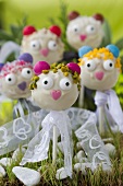 Cake pops with faces