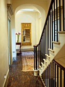 Altbauflair in traditionellem Treppenflur mit aufwendigem, goldgerahmtem Spiegel und antikem Konsolentisch
