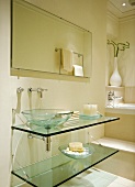 Modernes cremefarbenes Bad im klassischen Raum mit Waschtisch und Waschschüssel aus Glas