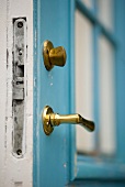 Tür mit Klinke und Riegel aus Messing im Vintagestil