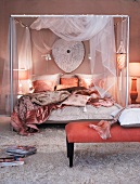 Himmelbett mit Baldachin aus leichtem Stoff im Mauve farbenen Schlafzimmer