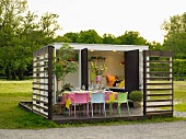 Moderner Gartenpavillon mit gedecktem Tisch auf Terrasse