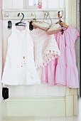 Kinderkleider hängen an einer Garderobe