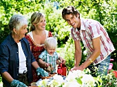 Familie bei Gartenarbeiten