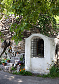 Kleine Kapelle neben Steintreppe an einer Bergstrasse