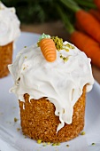 Mini-carrot cakes with frosting and pistachios