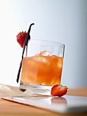 Cocktail Strawberry Night mit Apfellikör und Erdbeersaft
