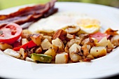 Frühstück mit Bratkartoffeln, Eier und Speck