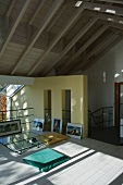 Schlichter Wohnraum mit meditativem Flair im offenen Dachraum