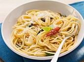 Spaghetti aglio e olio (Spaghetti mit Knoblauch & Olivenöl)