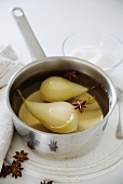 Pochierte Birnen mit Gewürzen und Zitronenschale