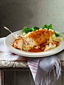 Hühnerbrust mit Zwiebelsauce & Kartoffelbrei (England)