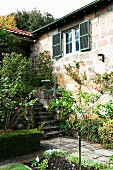 Landhaus mit Garten & Treppenaufgang