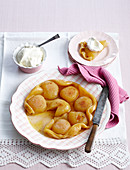 Tart tatin with cream