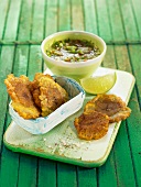 Patacones (Bananenchips) mit Guacamole (Mexiko)