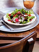 Blattsalat mit Radieschen, schwarzen Oliven und Anchovis
