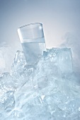 Wodkaglas im Eisblock