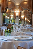 Festlich gedeckte Tische im Speisesaal des Hotel Ritz (Paris, Frankreich)