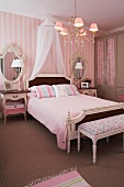 Barockes Schlafzimmer in Rosa mit Baldachin über dem Doppelbett